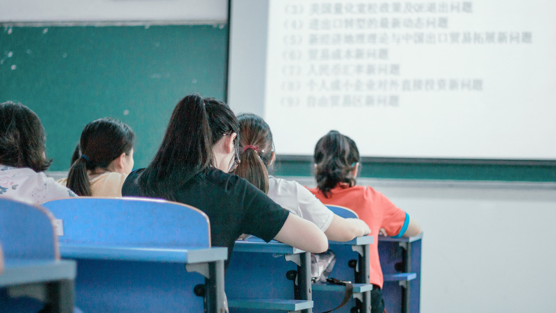 學(xué)校課堂教室.jpg